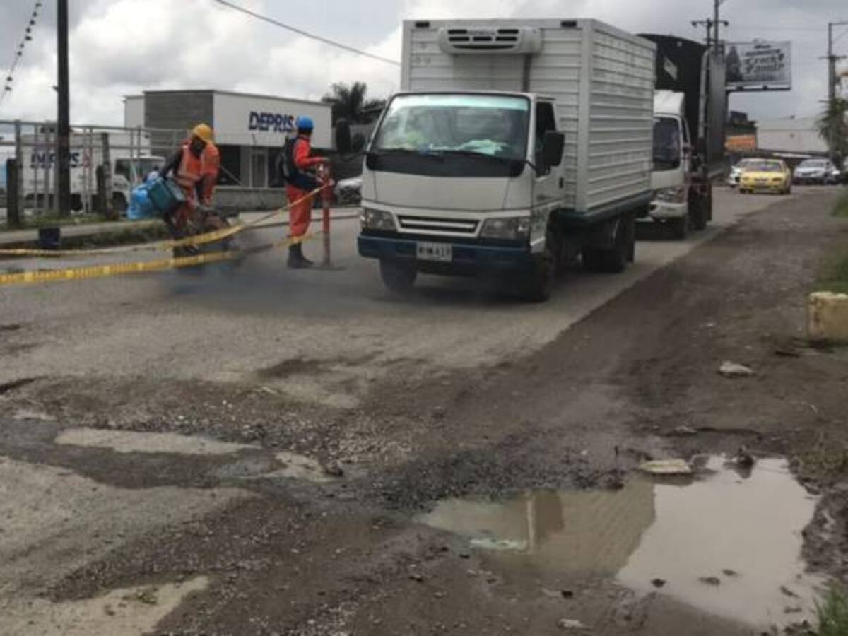 Se están tapando huecos en el sector de La Badea - Avenida del Río