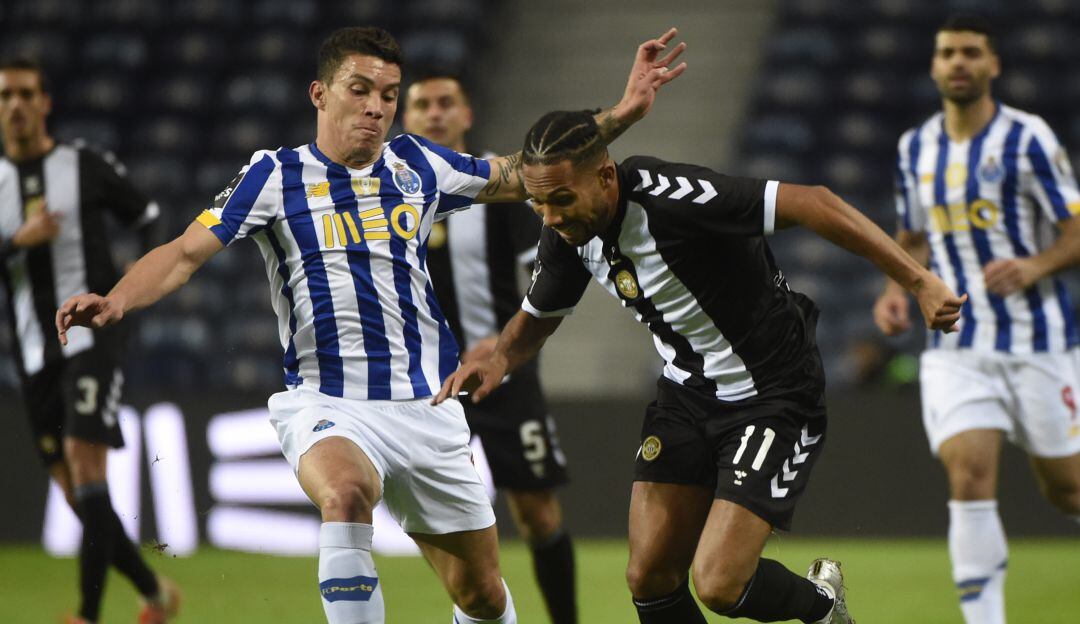 Matheus Uribe en el partido del Porto FC ante Nacional en la Liga de Portugal.