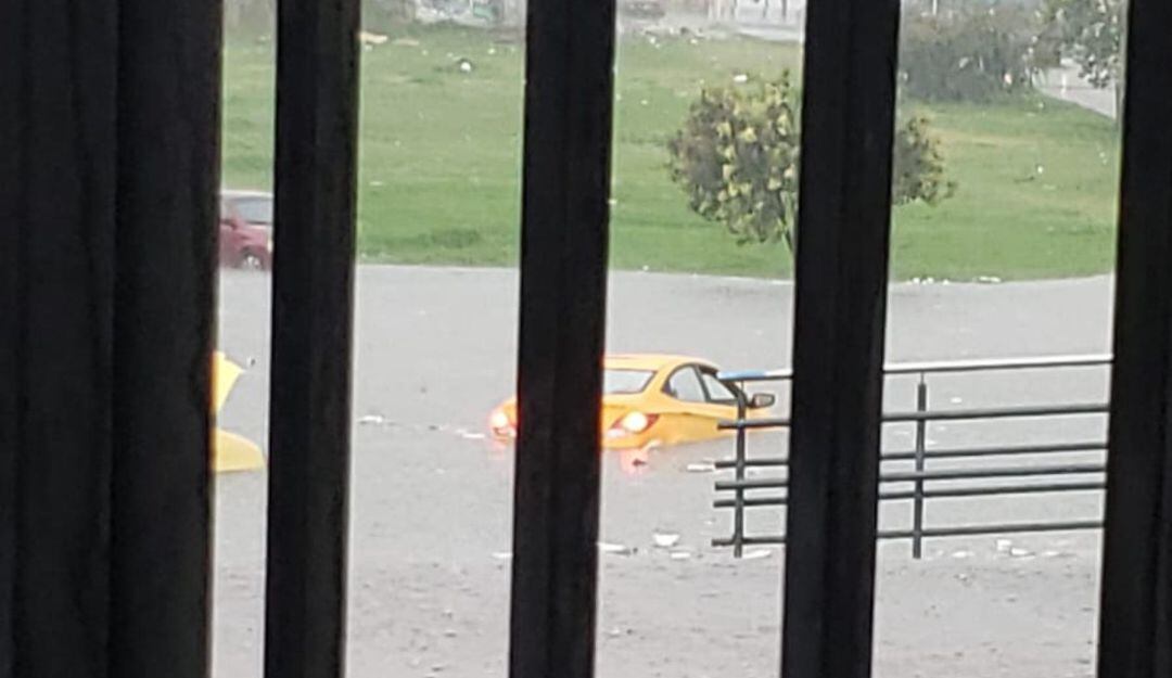 Fuertes lluvias dejan inundaciones y vehículos atrapados en Bogotá 