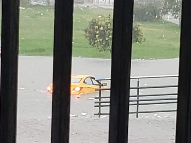 Fuertes lluvias dejan inundaciones y vehículos atrapados en Bogotá 