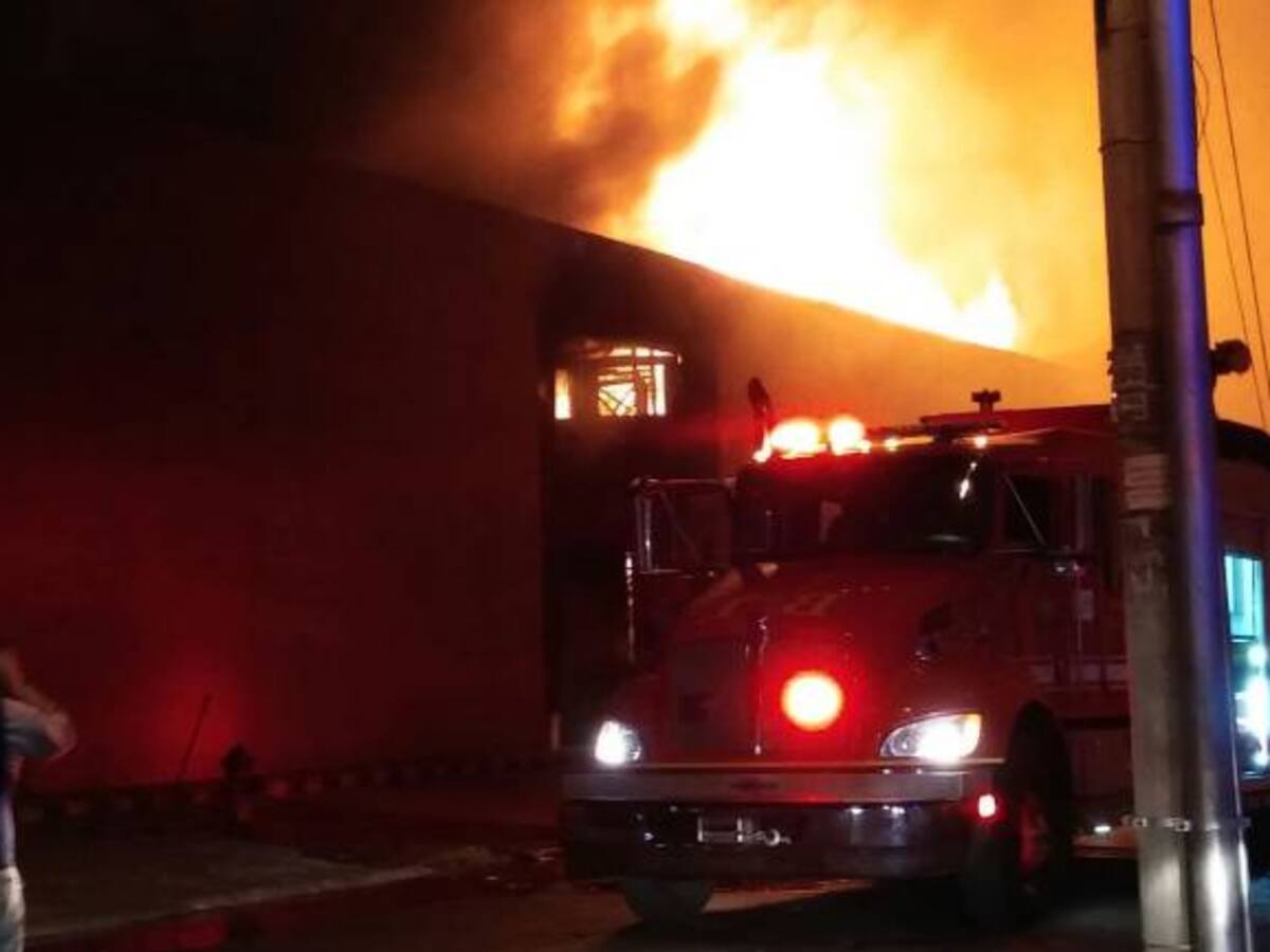 Millonarias pérdidas deja incendio en bodega de San Nicolás