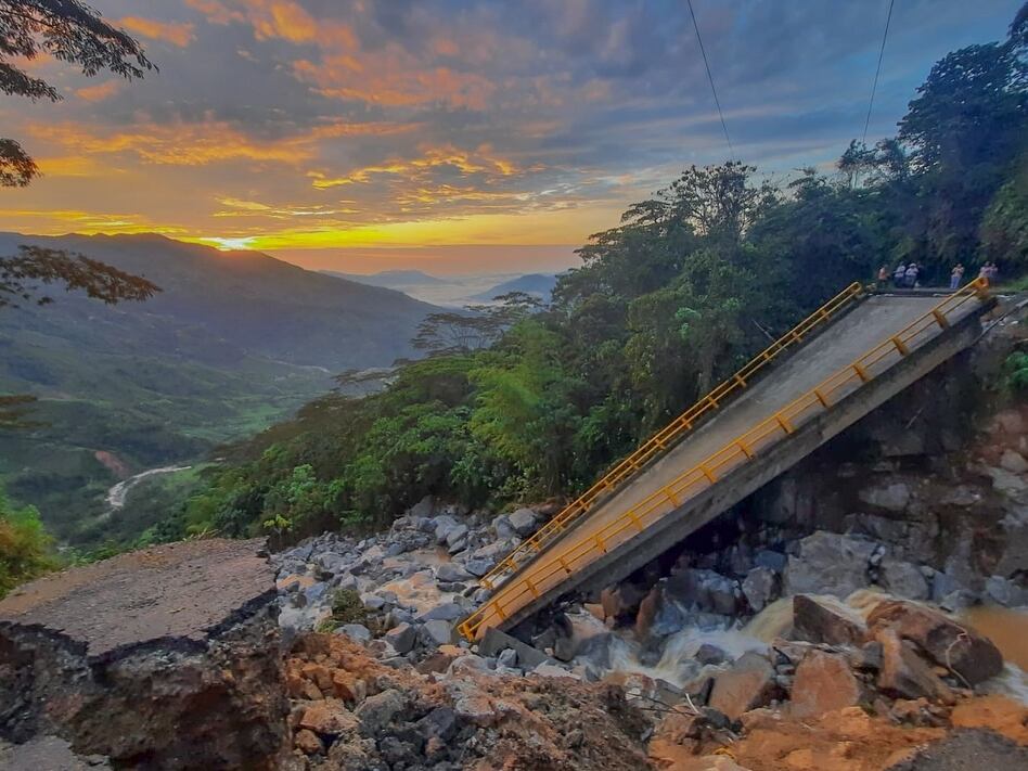 Puente Cocorná- Piñuela destruido- foto alcaldía