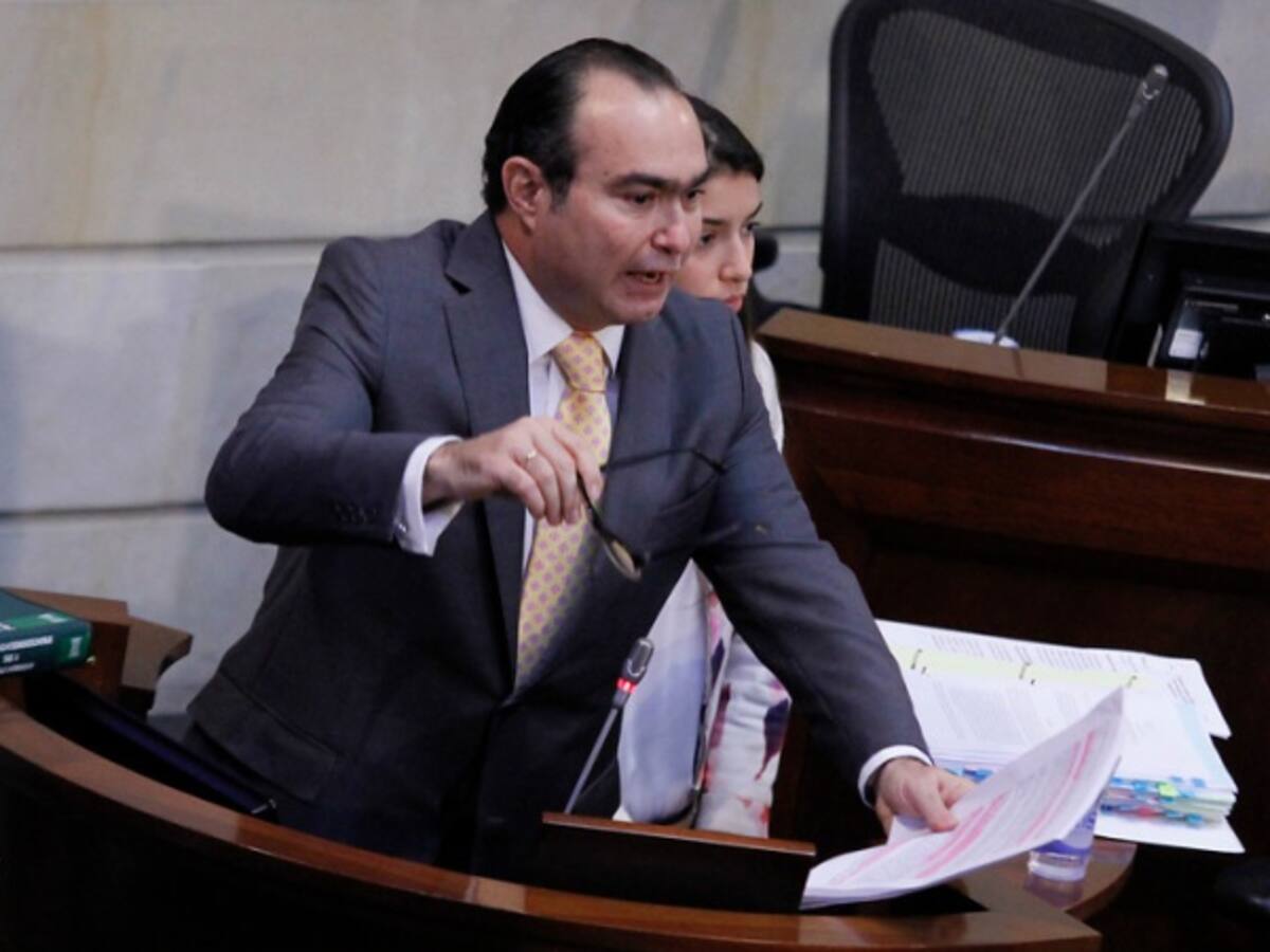 Magistrado Jorge Pretelt continuará suspendido de su cargo por caso Fidupetrol