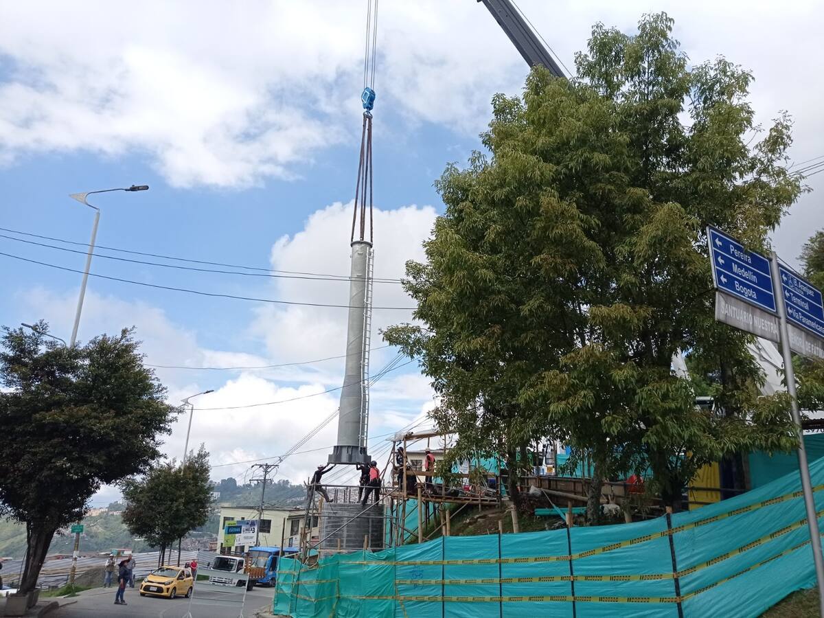 Instalan las pilonas que hacen parte de la construcción de la Línea 3 del Cable Aéreo