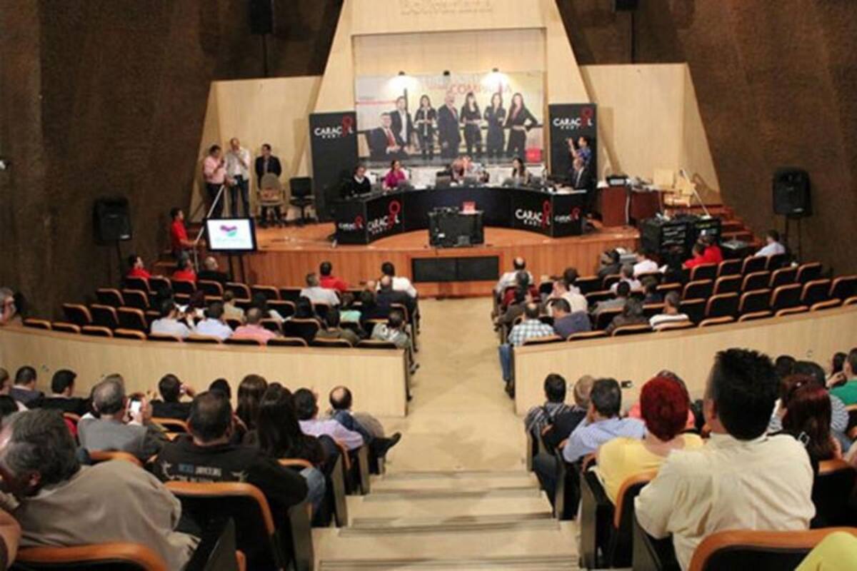 Darío Arizmendi y su equipo desde la ciudad más innovadora del mundo, mostrando lo mejor de Antioquia y sus gentes. Foto: Caracol Radio.