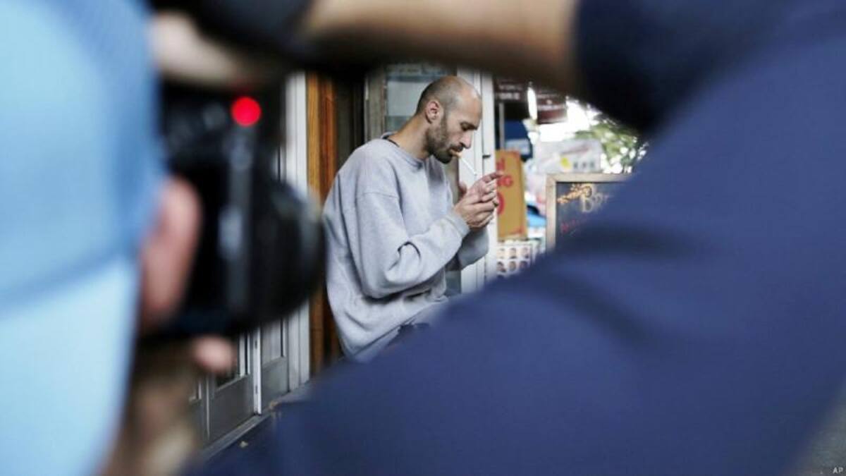 Stanton también dice que cuando camina por Nueva York en busca de personajes, no busca algo específico: puede ser un color, un lugar, una vestimenta o nada en particular lo que le llame la atención. "Trato de mantenerlo lo más vago posible porque no quiero que se desarrollen patrones en mi trabajo", le dice al corresponsal de BBC Mundo en Washington, Thomas Sparrow. En esta imagen está retratando a un inmigrante de Montenegro.