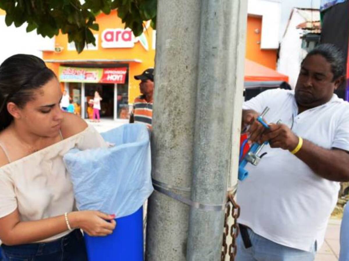 Instalan canecas para la recolección de basuras en Arjona Bolívar