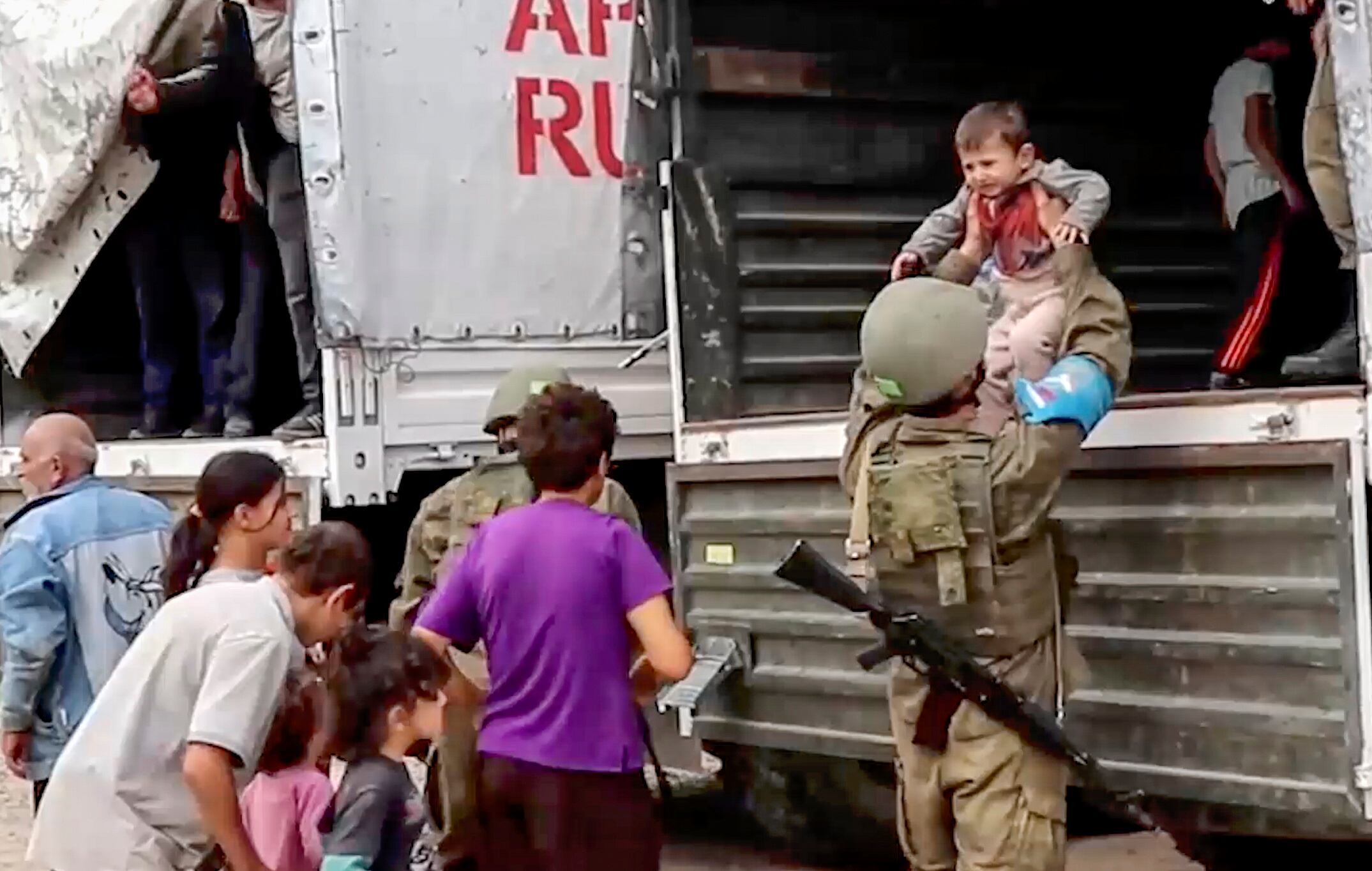 Undisclosed (Azerbaijan), 25/09/2023.- A still image taken from a handout video provided by the Russian Defence Ministry press-service shows Russian peacekeepers evacuating Nagorno-Karabakh civilians at an undisclosed location, 25 September 2023. Over the past 24 hours, Russian military personnel ensured the delivery of 190 tons of cargo with food and fuel and other aid for the civilian population of Karabakh, the Russian Ministry of Defence said on 25 September. Russian peacekeepers escorted the transport of civilians from the Martuni region, delivering 70 people to Stepanakert, the ministry added. Some 715 civilians, including 402 children, have been taken to the Russian peacekeeping contingent, where they have been provided with accommodation, food and medical assistance. Azerbaijan on 19 September 2023 launched a brief military offensive on the contested region of Nagorno-Karabakh, a breakaway enclave that is home to some 120,000 ethnic Armenians. The Armenian government announced the evacuation of about 3,000 local residents from the region following the ceasefire agreed on 20 September 2023, as Azerbaijan opened all checkpoints with Armenia for the unimpeded exit of civilians from the territory of Nagorno-Karabakh. Russian peacekeepers escorted convoys of civilians from Nagorno-Karabakh leaving for Armenia, the Russian Ministry of Defense reported. (Azerbaiyán, Rusia) EFE/EPA/RUSSIAN DEFENCE MINISTRY PRESS SERVICE HANDOUT -- MANDATORY CREDIT -- BEST QUALITY AVAILABLE -- HANDOUT EDITORIAL USE ONLY/NO SALES