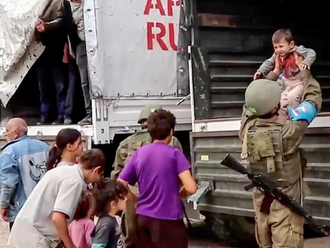 Undisclosed (Azerbaijan), 25/09/2023.- A still image taken from a handout video provided by the Russian Defence Ministry press-service shows Russian peacekeepers evacuating Nagorno-Karabakh civilians at an undisclosed location, 25 September 2023. Over the past 24 hours, Russian military personnel ensured the delivery of 190 tons of cargo with food and fuel and other aid for the civilian population of Karabakh, the Russian Ministry of Defence said on 25 September. Russian peacekeepers escorted the transport of civilians from the Martuni region, delivering 70 people to Stepanakert, the ministry added. Some 715 civilians, including 402 children, have been taken to the Russian peacekeeping contingent, where they have been provided with accommodation, food and medical assistance. Azerbaijan on 19 September 2023 launched a brief military offensive on the contested region of Nagorno-Karabakh, a breakaway enclave that is home to some 120,000 ethnic Armenians. The Armenian government announced the evacuation of about 3,000 local residents from the region following the ceasefire agreed on 20 September 2023, as Azerbaijan opened all checkpoints with Armenia for the unimpeded exit of civilians from the territory of Nagorno-Karabakh. Russian peacekeepers escorted convoys of civilians from Nagorno-Karabakh leaving for Armenia, the Russian Ministry of Defense reported. (Azerbaiyán, Rusia) EFE/EPA/RUSSIAN DEFENCE MINISTRY PRESS SERVICE HANDOUT -- MANDATORY CREDIT -- BEST QUALITY AVAILABLE -- HANDOUT EDITORIAL USE ONLY/NO SALES