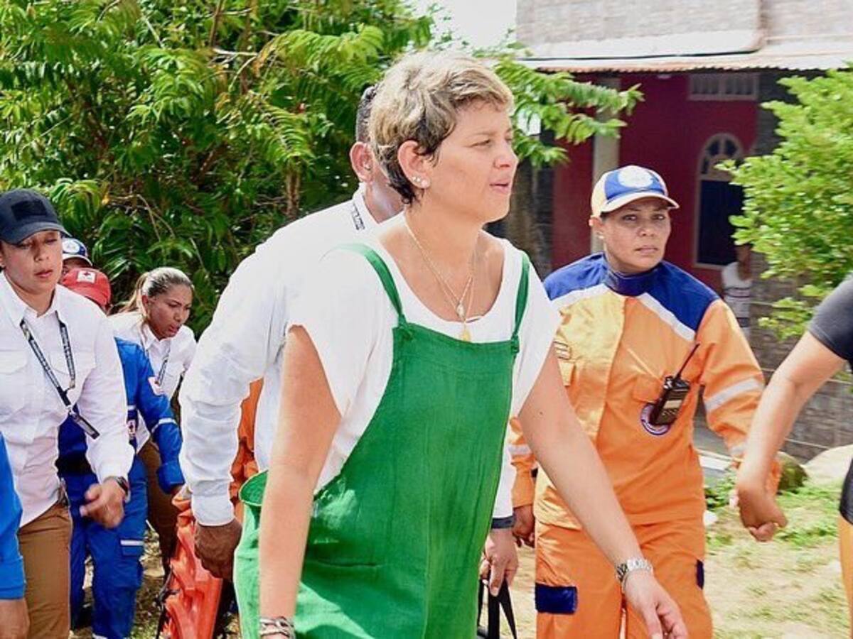 Primera Dama de la Nación visitó a damnificados y entregó ayudas en El Carmen