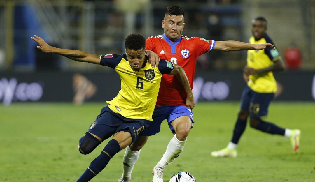 Byron Castillo futbolista de Ecuador en el juego ante Chile por las Eliminatorias