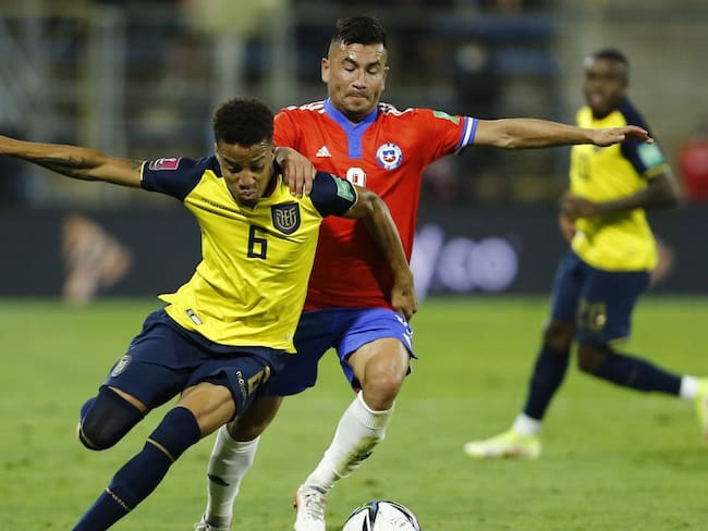 Byron Castillo futbolista de Ecuador en el juego ante Chile por las Eliminatorias