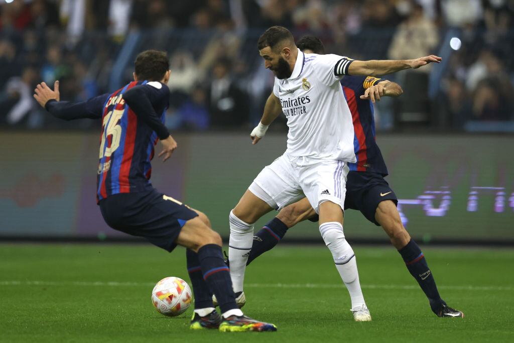 Karim Benzema del Real Madrid y Sergio Busquets del Barcelona durante la final de la Supercopa de España (Photo by Yasser Bakhsh/Getty Images)