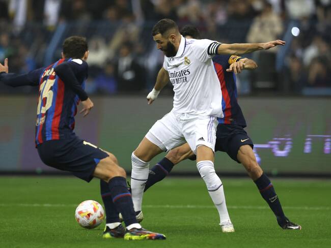 Karim Benzema del Real Madrid y Sergio Busquets del Barcelona durante la final de la Supercopa de España (Photo by Yasser Bakhsh/Getty Images)