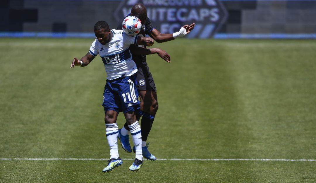 Cristian Dájome (de blanco), autor de dos goles en el triunfo de su equipo Vancouver Whitecaps contra CF Montréal