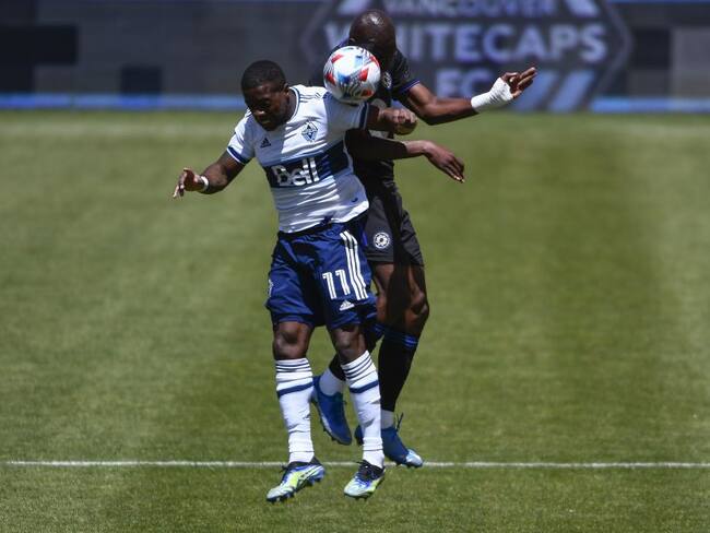 Cristian Dájome (de blanco), autor de dos goles en el triunfo de su equipo Vancouver Whitecaps contra CF Montréal