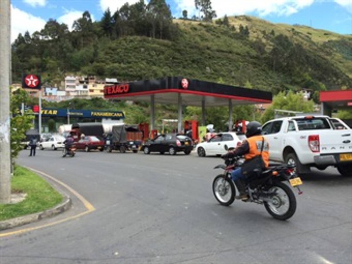 Caos en estaciones de gasolina en Pasto por temor a desabastecimiento