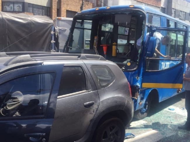 Reportan choque múltiple de diez vehículos en Bogotá