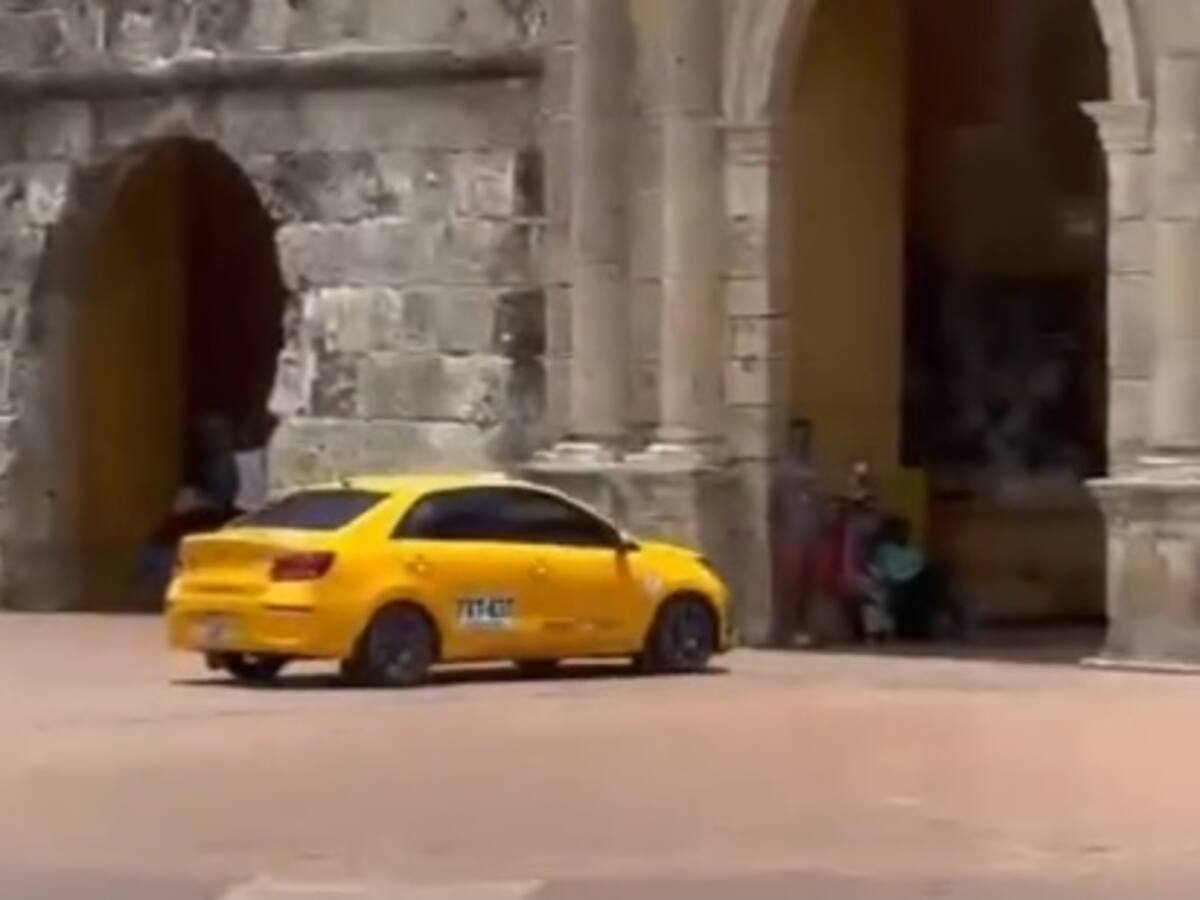 Taxista ingresó a Plaza de los Coches por debajo de la Torre del Reloj en Cartagena
