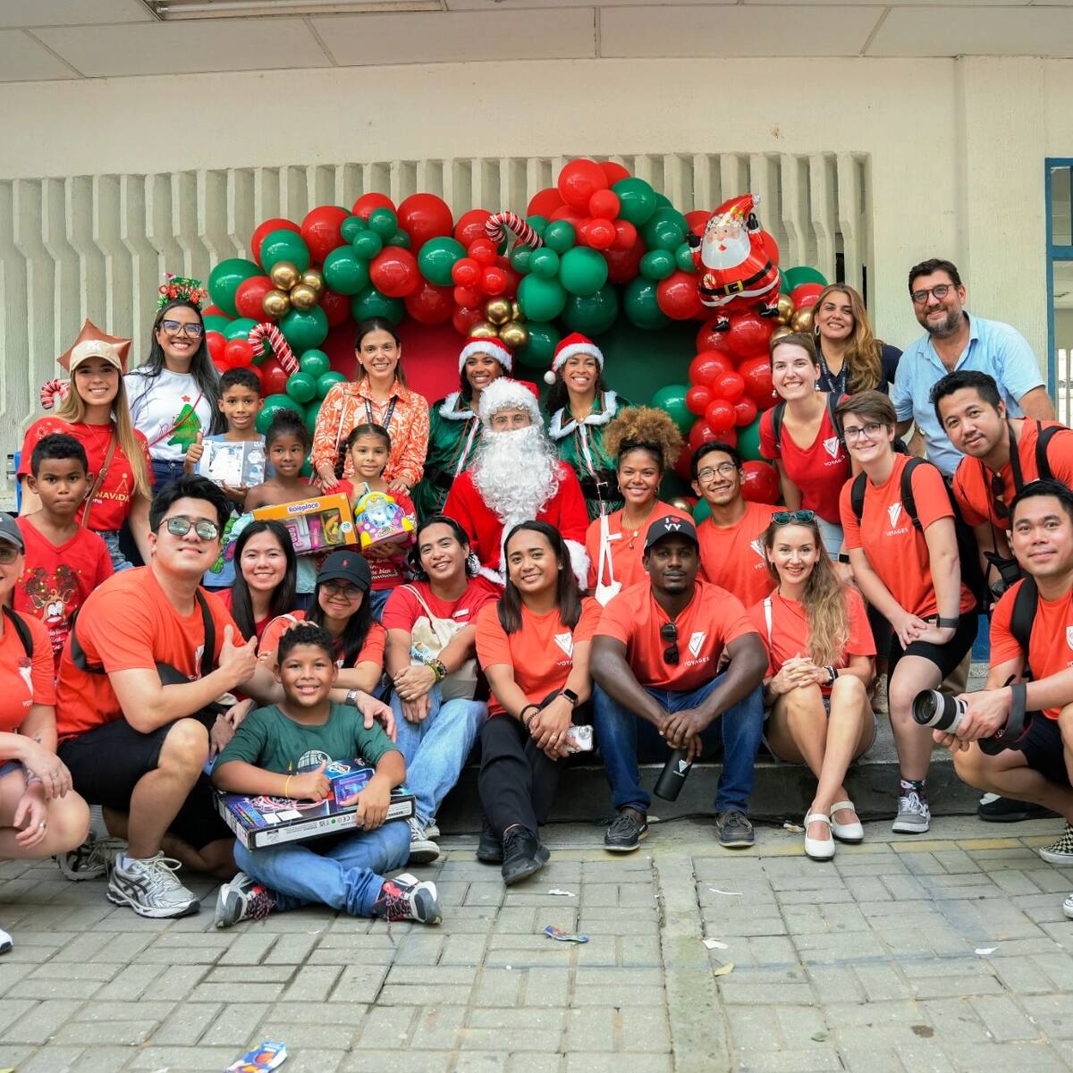 400 niños reciben regalos de tripulantes de cruceros