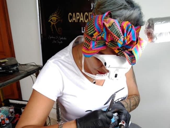 Tatúan gratis las cejas de 16 mujeres diagnosticadas con cáncer en Armenia