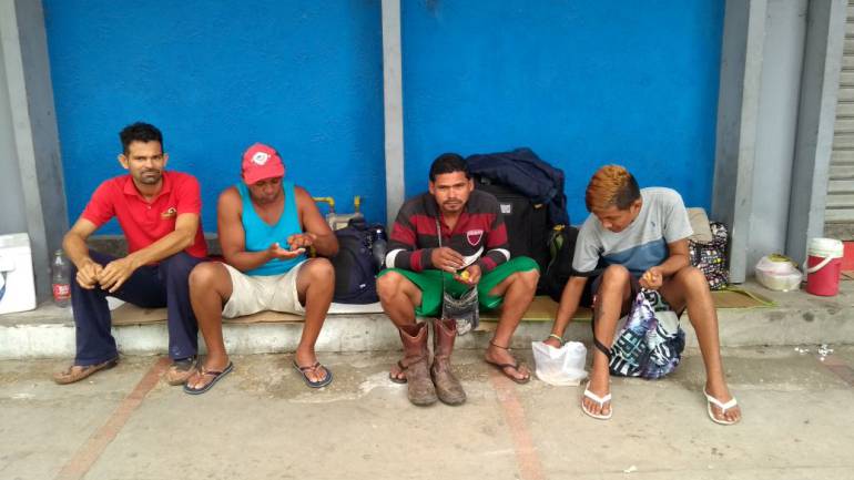 Venezolanos en la Terminal de Transportes.