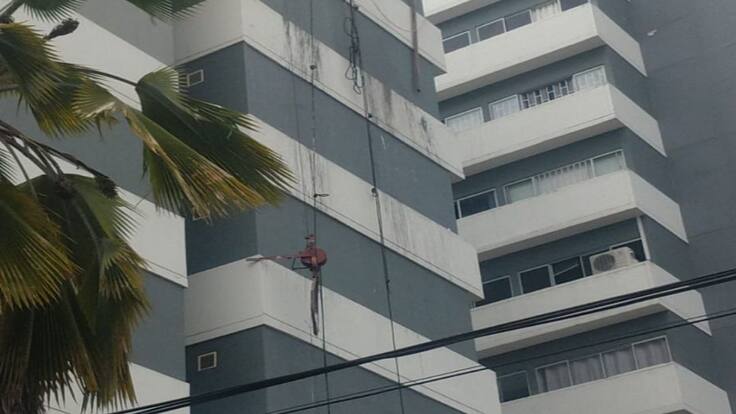 Jóvenes quedaron colgando en un edificio tras fallar andamio