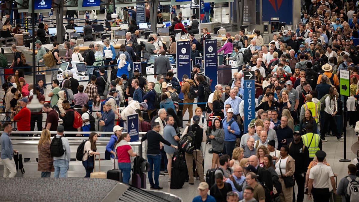 “Estamos desesperados, con angustia y dolor”: agentes de aeropuertos en EE.UU. por impagos