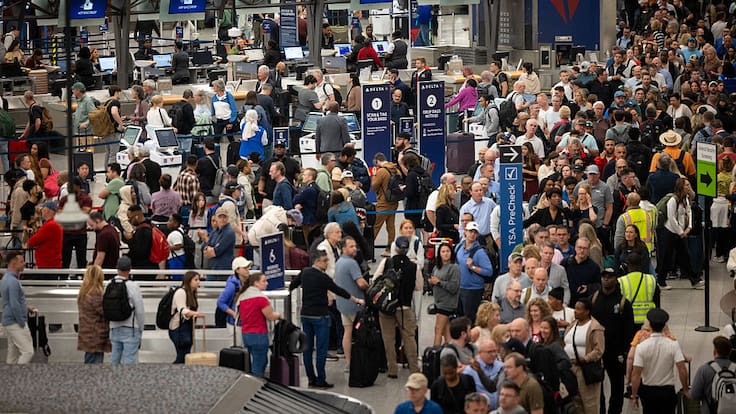 “Estamos desesperados, con angustia y dolor”: agentes de aeropuertos en EE.UU. por impagos