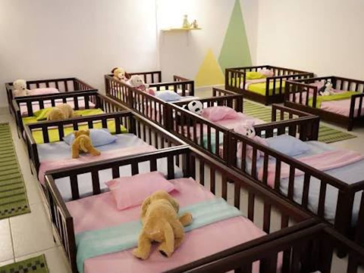 Conozca el programa gratuito que permite a los padres trabajar durante la noche