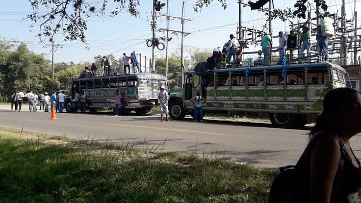 Comunidades de Caloto protestaron por la que consideran mala prestación del servicio de energía por parte de la Compañía Energética de Occidente. Foto: Cortesía María del Pilar Aguilar