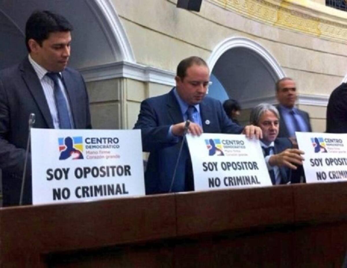El 26 de agosto de 2014, en medio de la polémica generada por las nuevas acusaciones del Hacker Andrés Sepúlveda, quien aseguró que por orden del uribismo interceptó comunicaciones del gobierno y saboteó el proceso de paz. Plenaria del Senado.