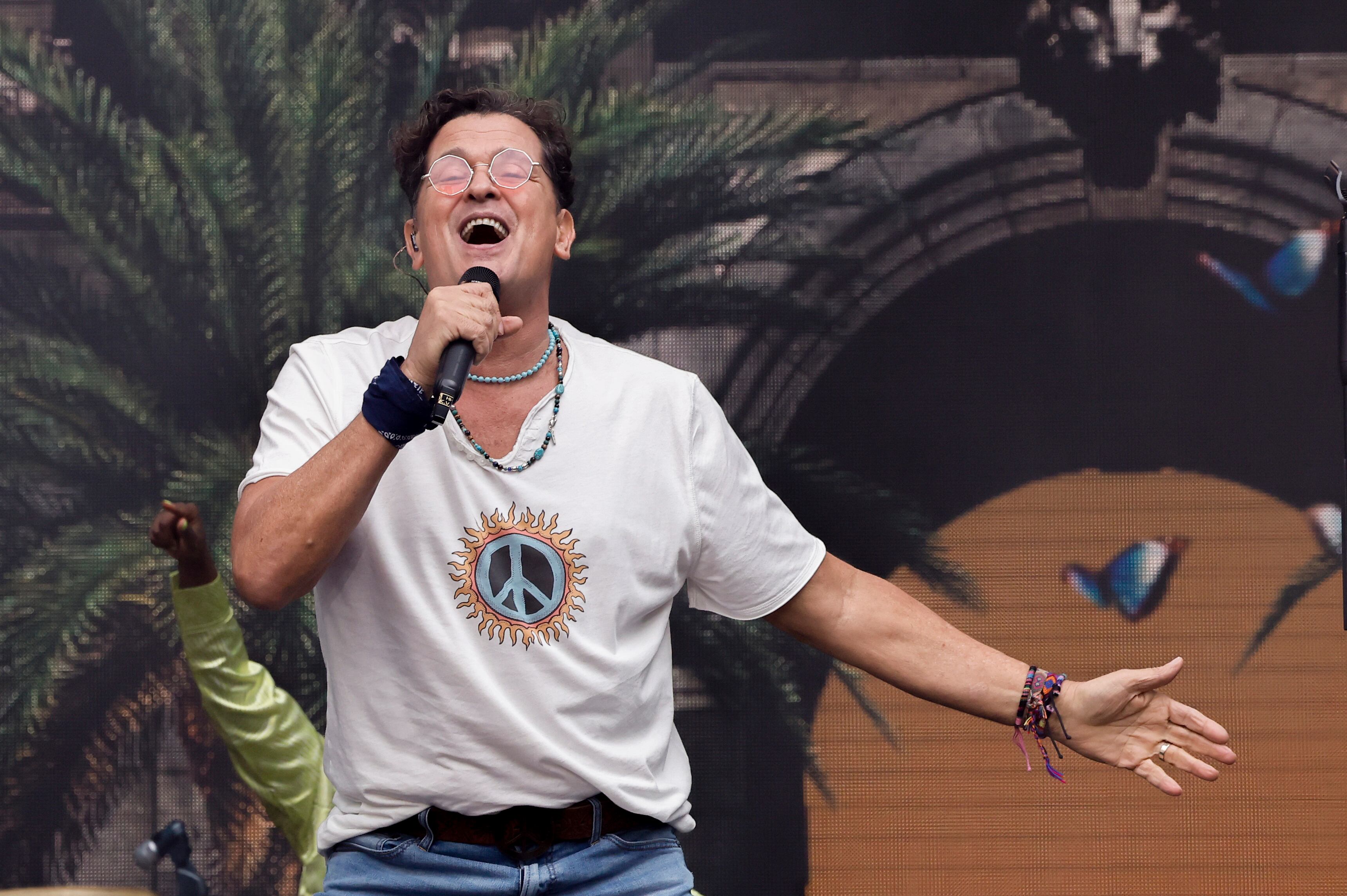 MADRID (ESPAÑA), 14/10/2023.- El artista colombiano Carlos Vives ofrece un concierto gratuito en la Puerta de Alcalá de Madrid para conmemorar el Día de la Hispanidad y los 30 años de la salida de su disco "Clásicos de la provincia", este sábado en Madrid. EFE/ Chema Moya