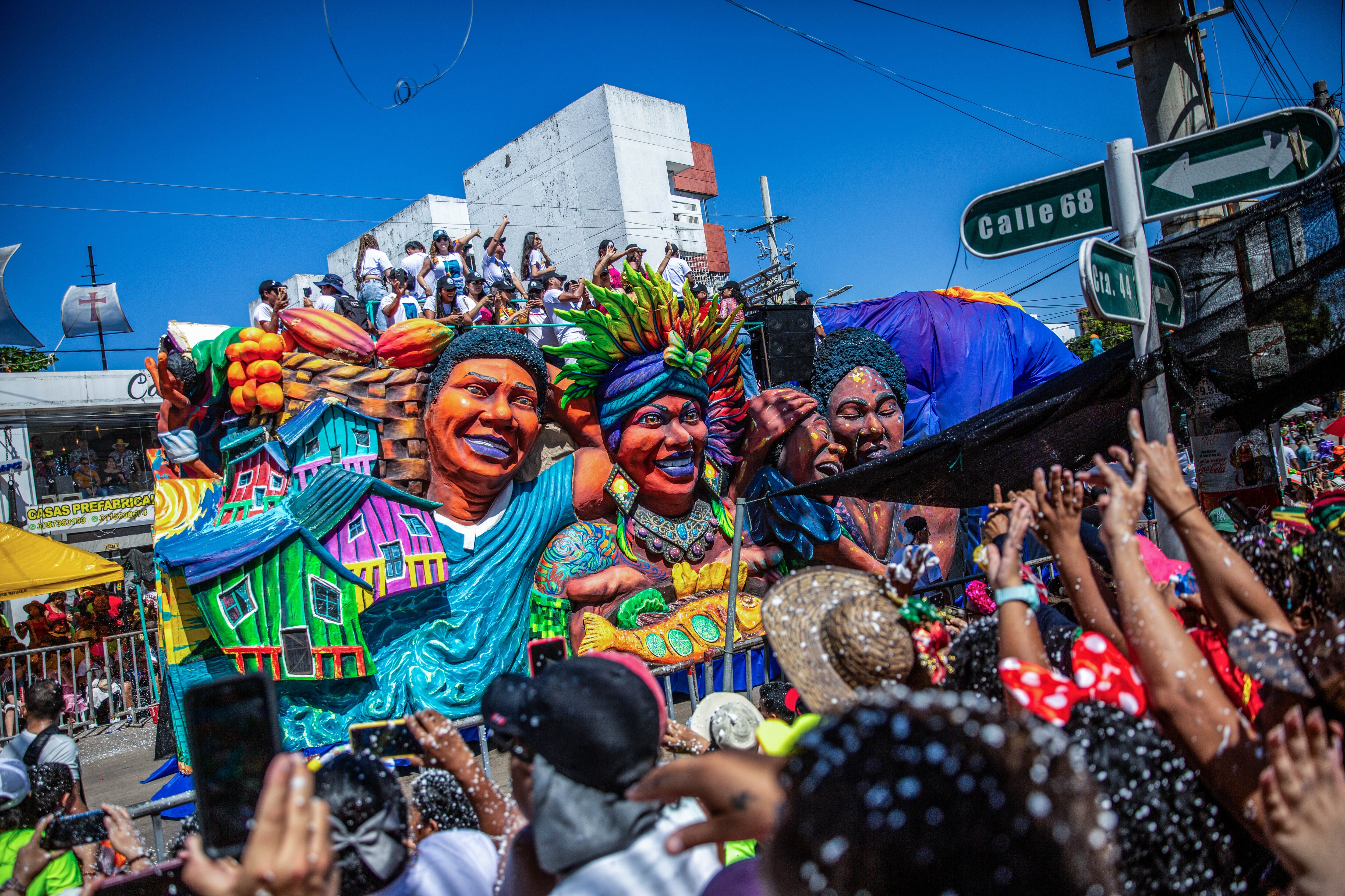 Carroza desfilando durante el Carnaval de Barranquilla (Foto vía Getty Images)