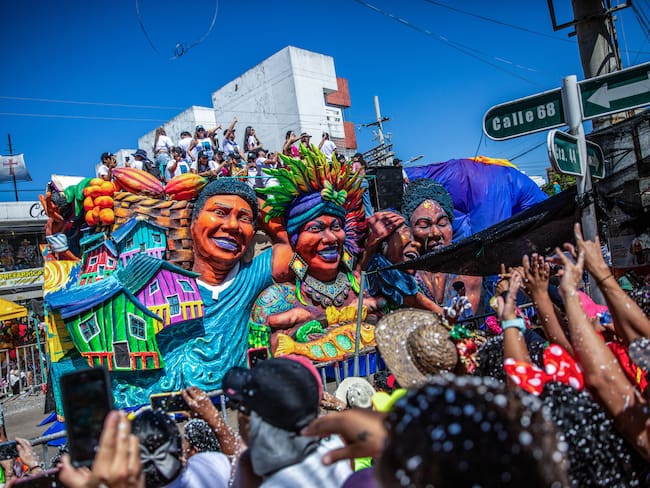Carroza desfilando durante el Carnaval de Barranquilla (Foto vía Getty Images)