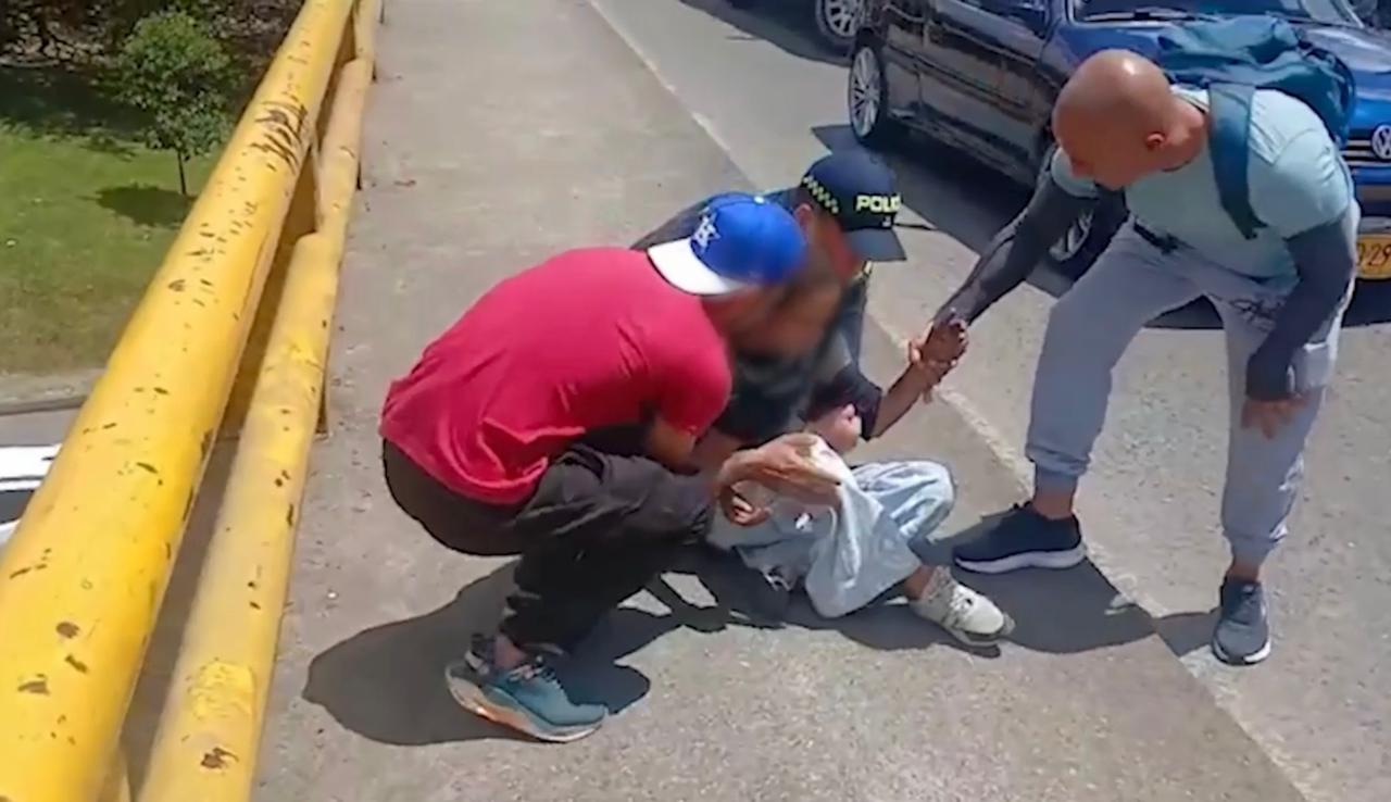 Joven fue rescatada cuando intentaba lanzarse de un puente en Medellín. Foto: Policía Nacional