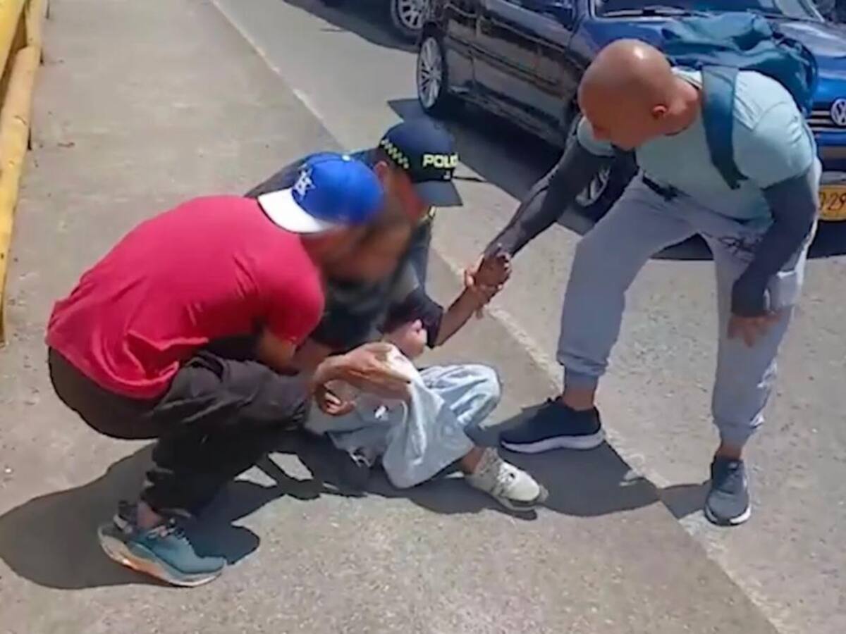 Un policía le salva la vida a una mujer con problemas psicológicos en un puente de Medellín