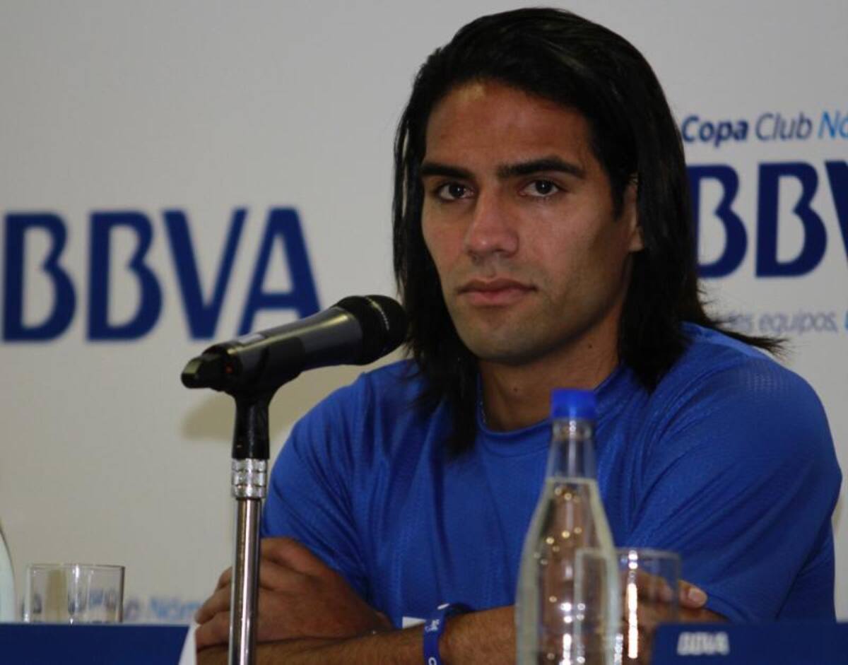 El delantero colombiano renovó su contrato como imagen del BBVA y presentó el torneo de fútbol empresarial.