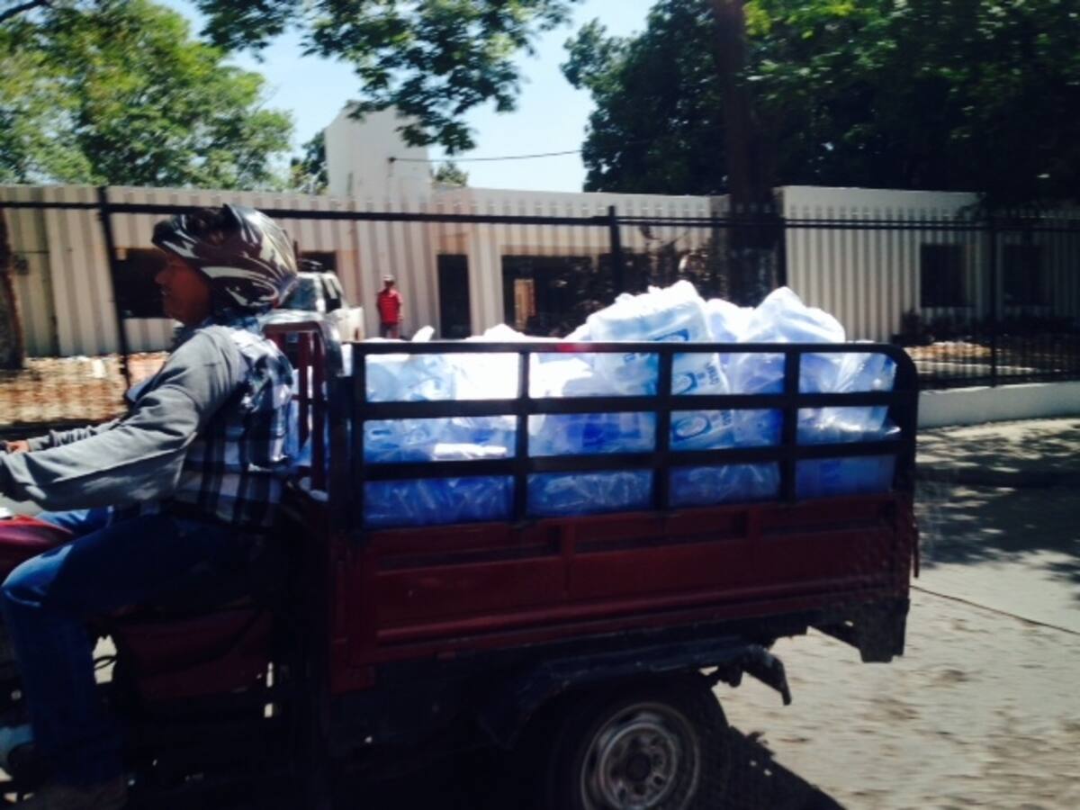 Samarios combaten la sed con agua en bolsa