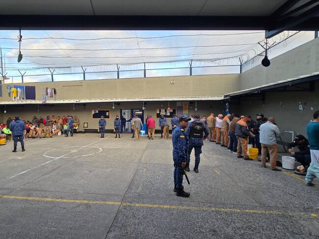 Megaoperativo del INPEC en 124 cárceles del país: se incautaron celulares, armas y dinero