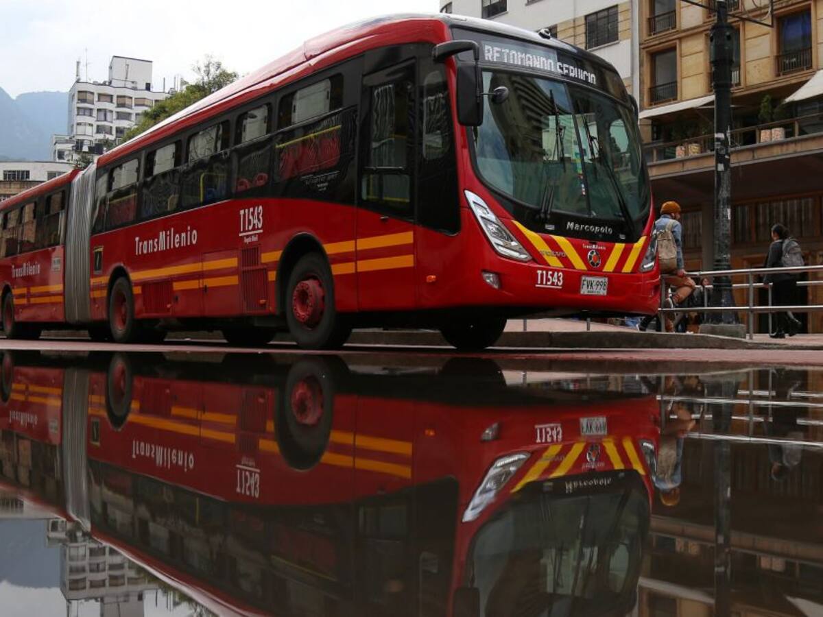 "Nuevos buses cohetes de Transmilenio", dicen al ver bus echando humo