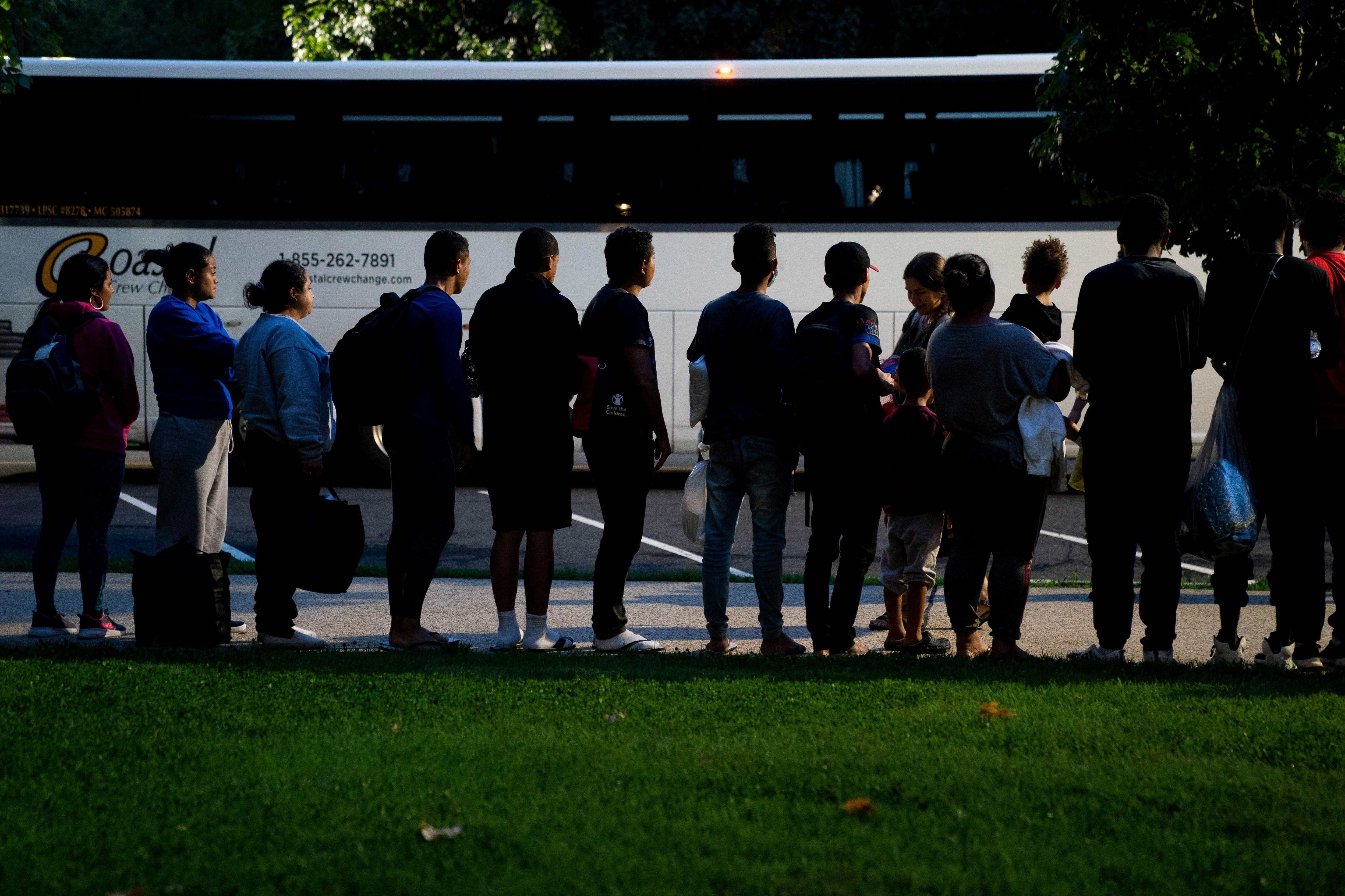 Migrantes son trasladados desde Nueva York a Florida a las zonas afectadas por huracán Ian.