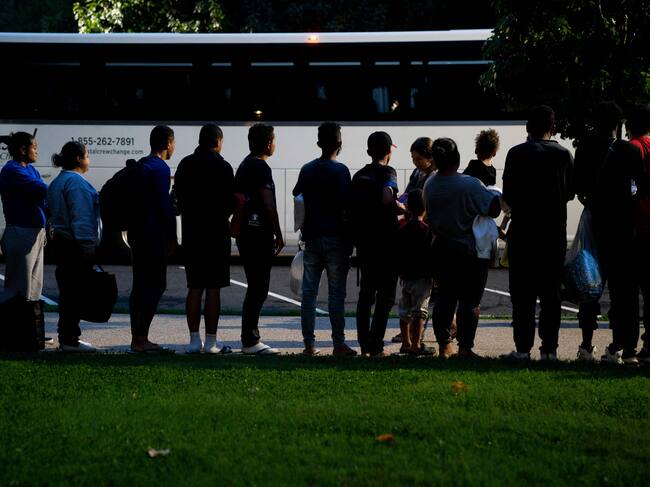 Migrantes son trasladados desde Nueva York a Florida a las zonas afectadas por huracán Ian.