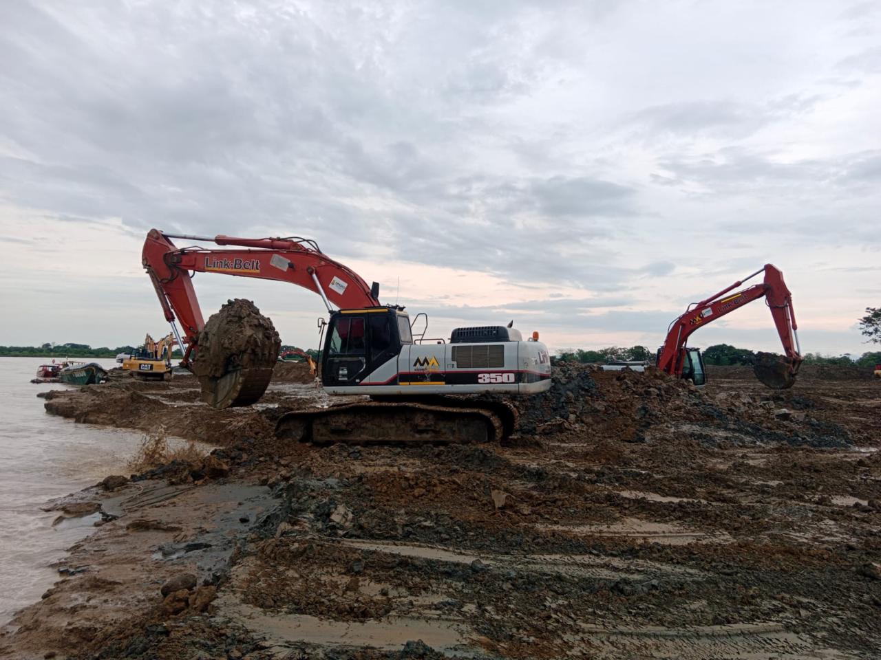 En total 30 máquinas están en operación y avanzan en el ensanchamiento del canal de La Esperanza en La Mojana.