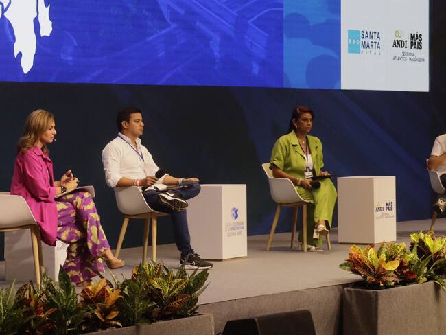 Candidatos durante panel en Barranquilla./ Foto: CCI Norte