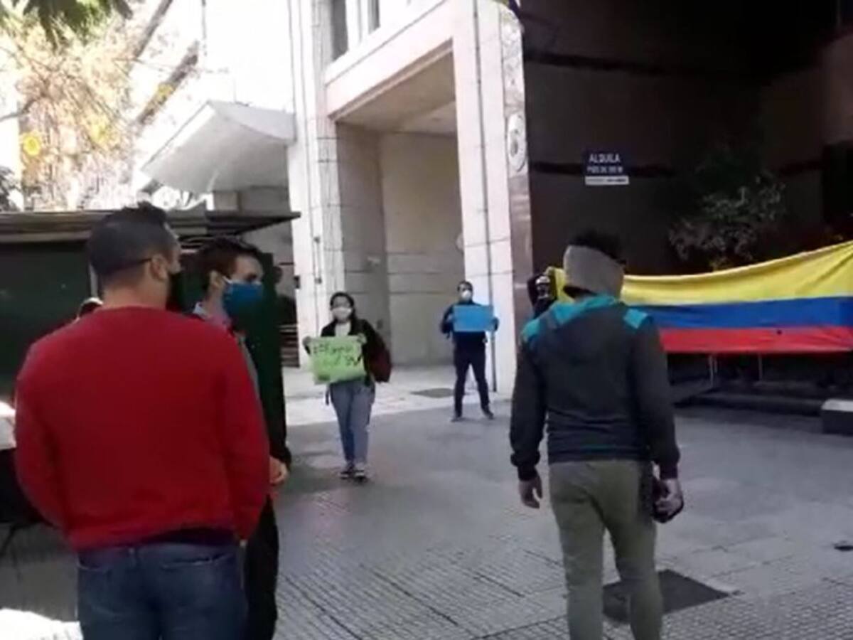 Colombianos varados en Argentina hicieron plantón pidiendo regresar al país