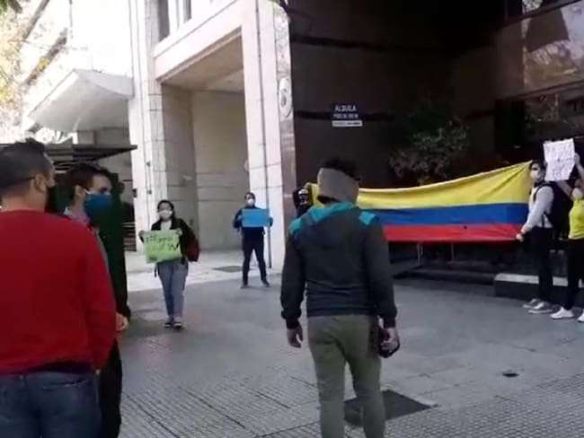Colombianos varados en Argentina hicieron plantón pidiendo regresar al país
