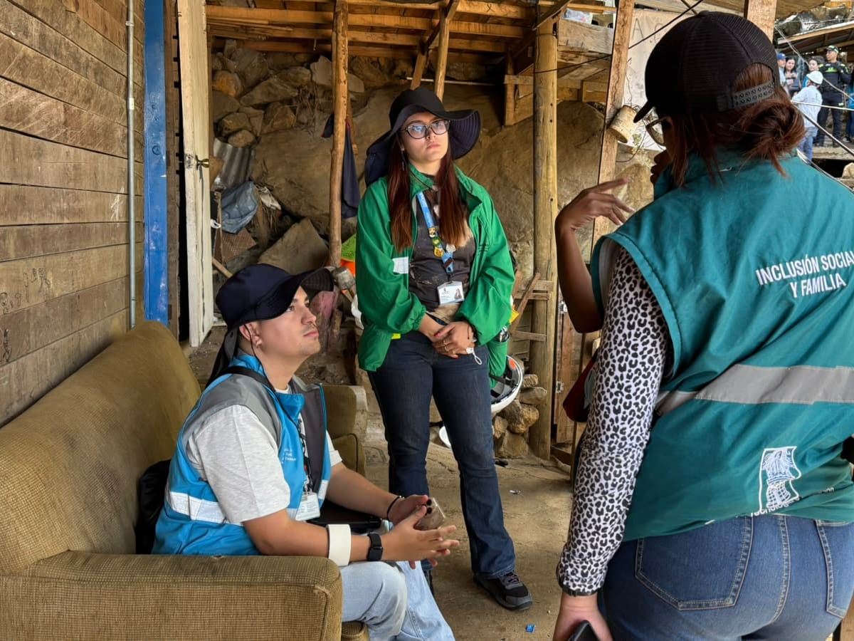 Evacúan 70 viviendas en Manrique por alto riesgo de desbordamiento de quebrada en Medellín