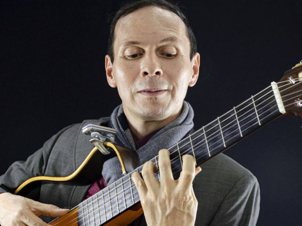 Bossa nova en la guitarra de Julián Rodríguez Blanco y la voz de Jholí