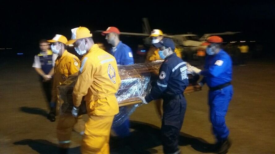 En un avión de la Policía Nacional llegó a la ciudad de Popayán el féretro de Edilmo Ruiz Espinosa. Foto: Cortesía Noticias Última Hora.